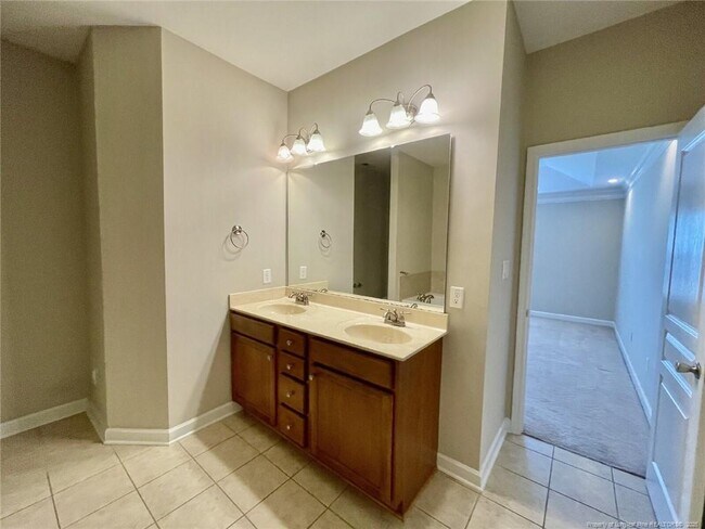 Building Photo - 1219 Braybrooke Pl