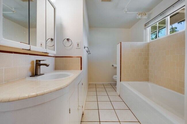 Building Photo - Private 2-Bedroom Fair Oaks Duplex with Gated Driveway & Garage!