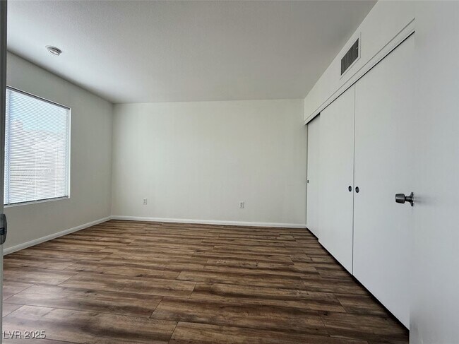 Building Photo - 8070 W Russell Rd