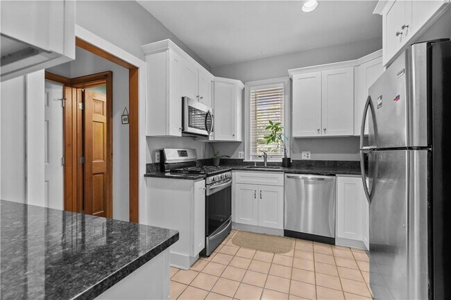 Building Photo - 158 Narragansett Ave