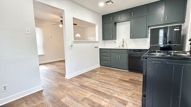 Building Photo - Cute Remodel