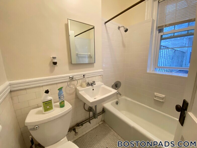 Building Photo - 27 Park Dr