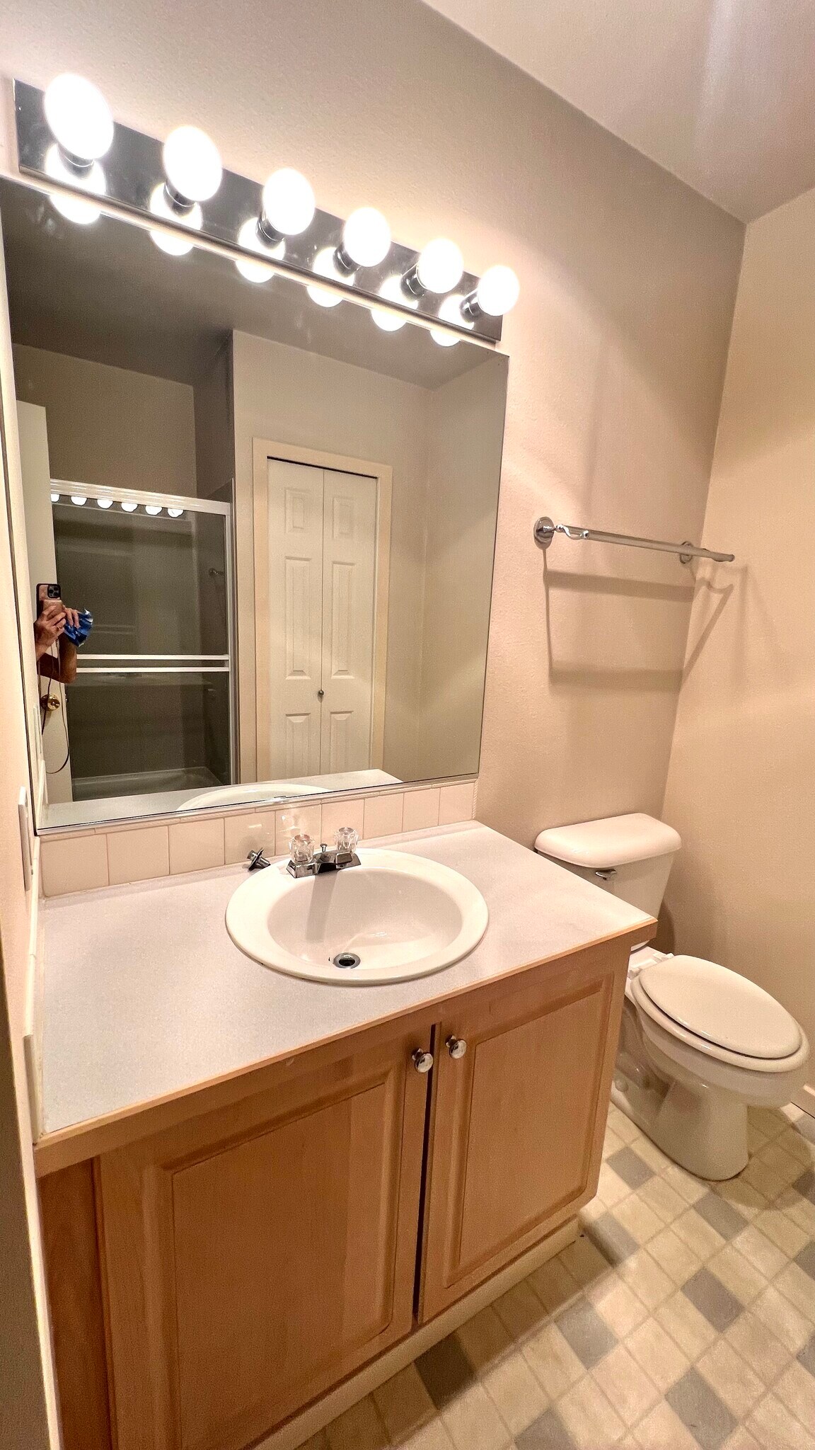 Guest Bathroom - 15340 Macadam Rd S