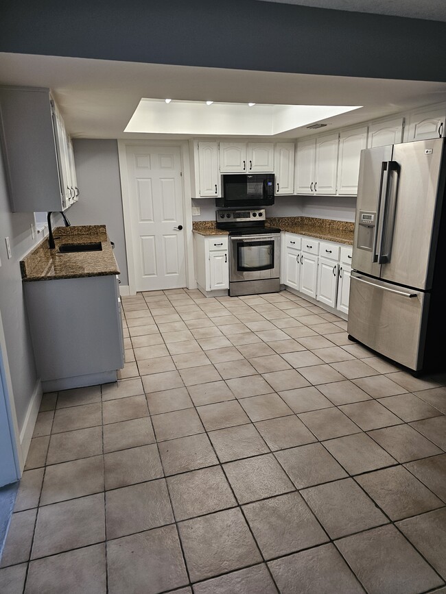 Building Photo - 6107 Hickory Dr