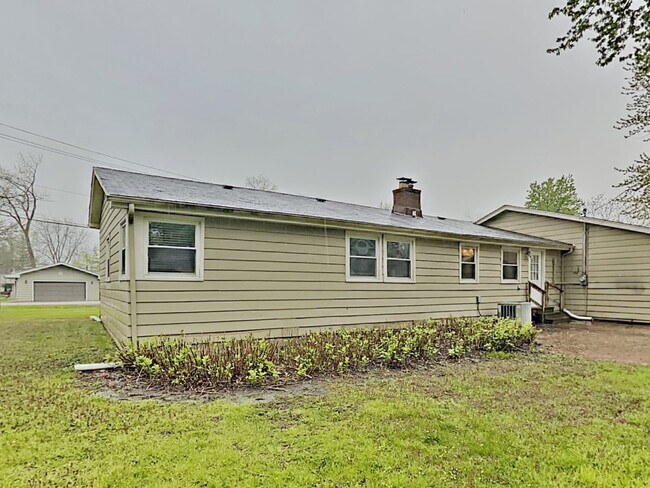 Building Photo - 25W060 Armbrust Ave
