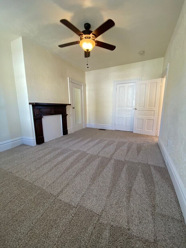 Building Photo - Spacious 3br house with off street parking