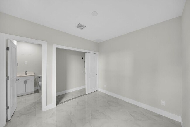 Building Photo - 462 Lampion Ave S