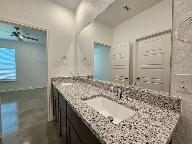 Building Photo - 604 Pacific Crest Trl
