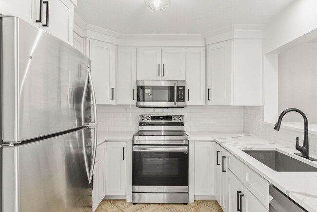 Building Photo - Charming Townhouse for Lease