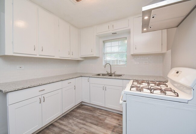 Building Photo - 14633 Renault St