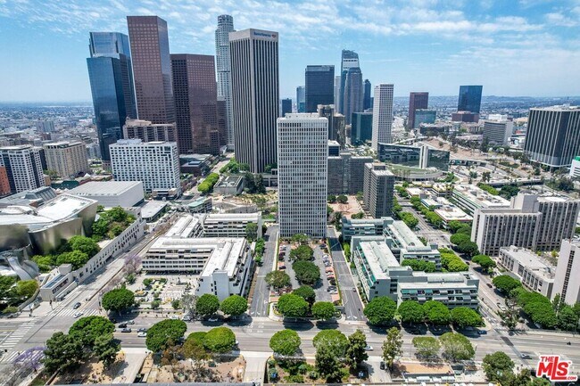 Building Photo - 800 W 1st St