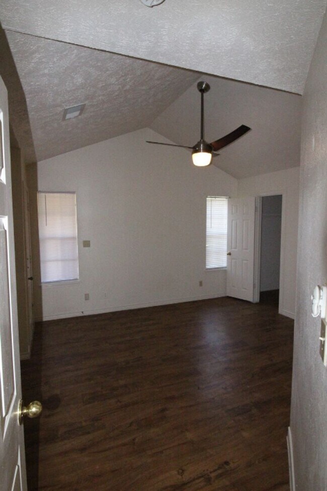 Building Photo - Condo within walking distance to Texas Sta...