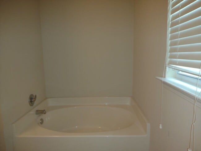 Building Photo - Super Four bedroom home in Northeast Columbia!