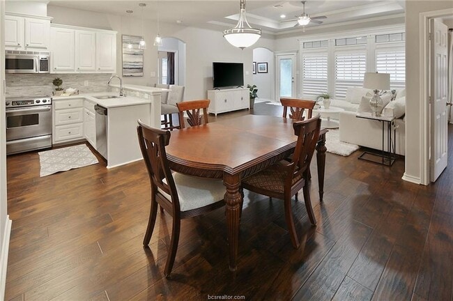 Building Photo - 200 Karten Ln