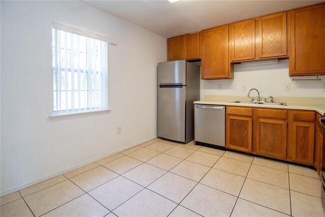 Building Photo - 2304 Clubside Dr