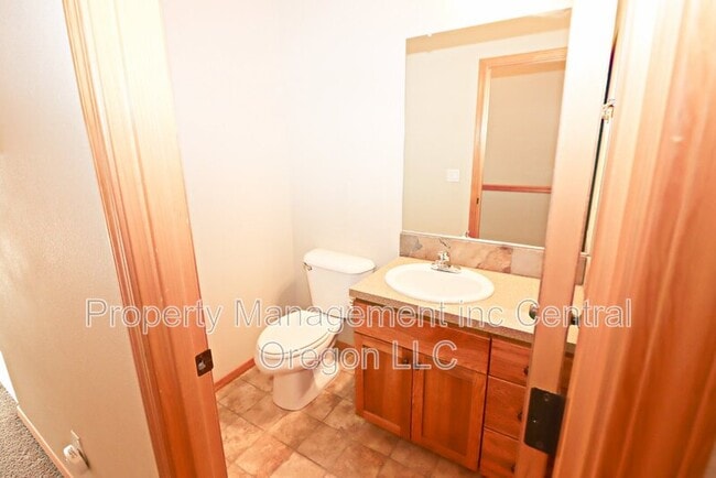 Building Photo - 3041 NE Canoe Ct