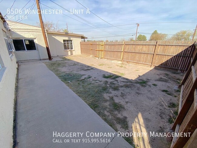 Building Photo - Lower Valley El Paso 3 bed with Refrig A/C