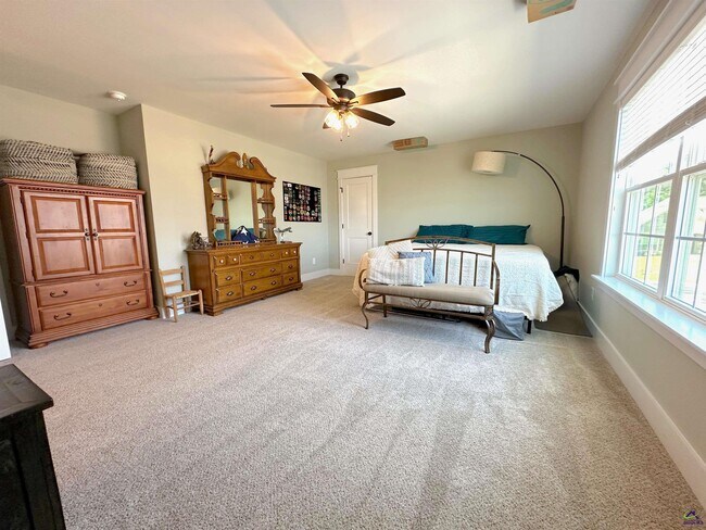 Building Photo - 410 Stonegate Trail