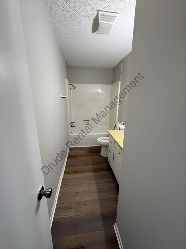 Building Photo - Quiet Country Living