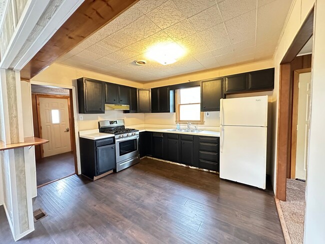 Building Photo - 2 Bedroom House in Webster City! $850
