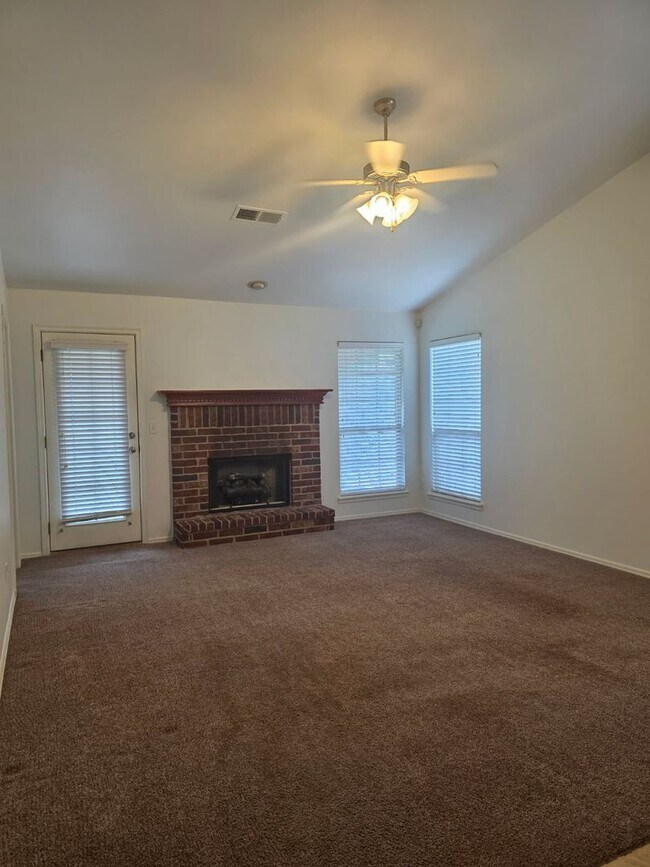 Building Photo - Come make this lovely 4 bedroom 2 bath, 2+...
