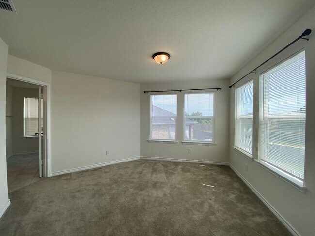 Building Photo - EDGEBROOK
