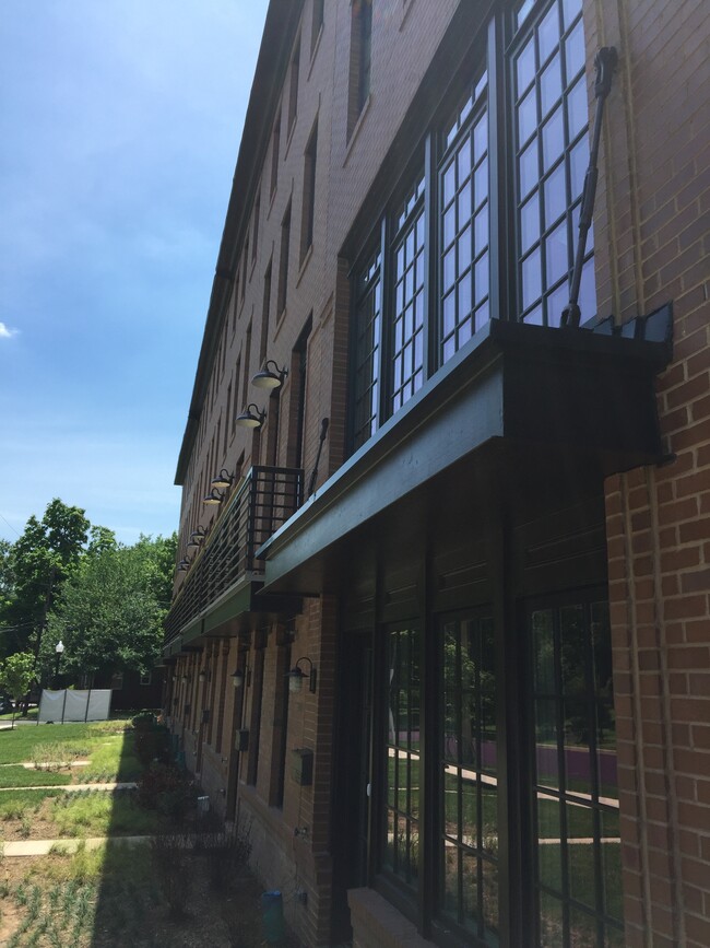 Building Photo - 908 N Buchanan St