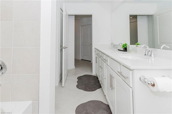 Building Photo - 15285 Green Acre Avenue Unit 418