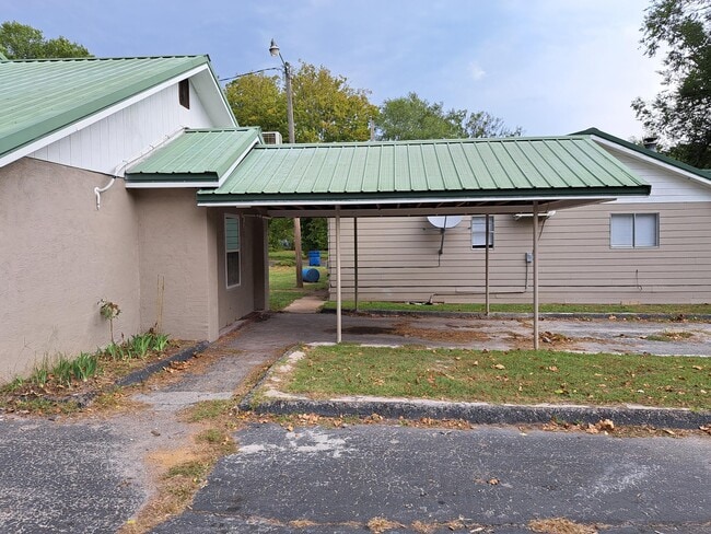 Building Photo - 1306 Iowa Ave