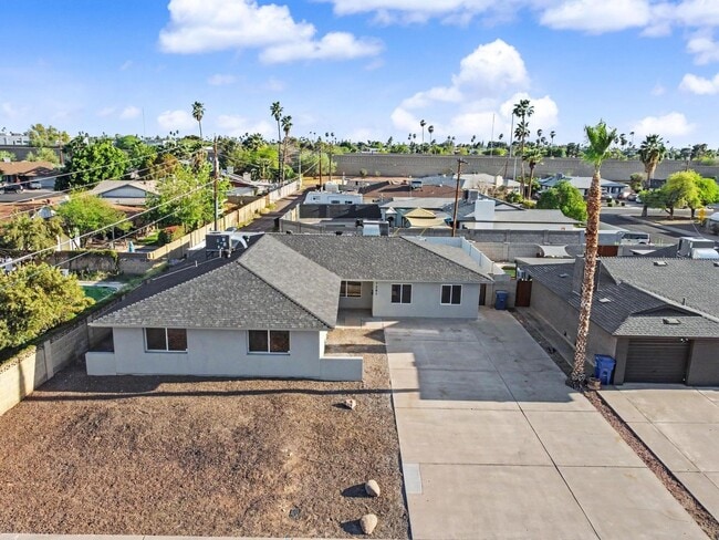 Building Photo - 6 Bed/ 3 Bath with Pool