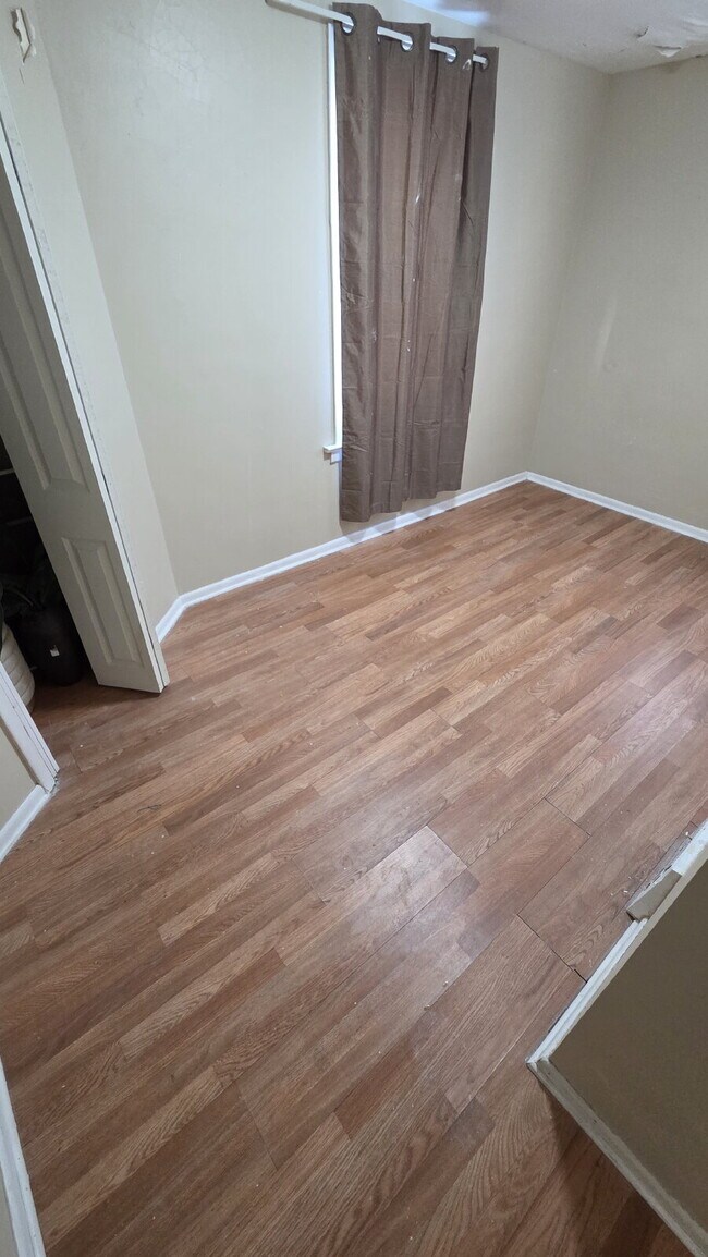 Building Photo - "2-Bed Duplex (Unit #4) AVAIL NOW "