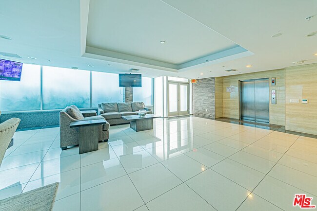 Building Photo - 903 S New Hampshire Ave