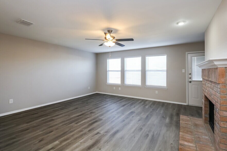 Building Photo - 2217 Midbury Dr