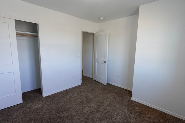 Building Photo - 2829 W Marina Dr