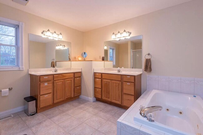 Building Photo - Bright, Spacious Home with Tons of Charm a...