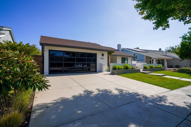 Building Photo - 1800 Oriole Dr