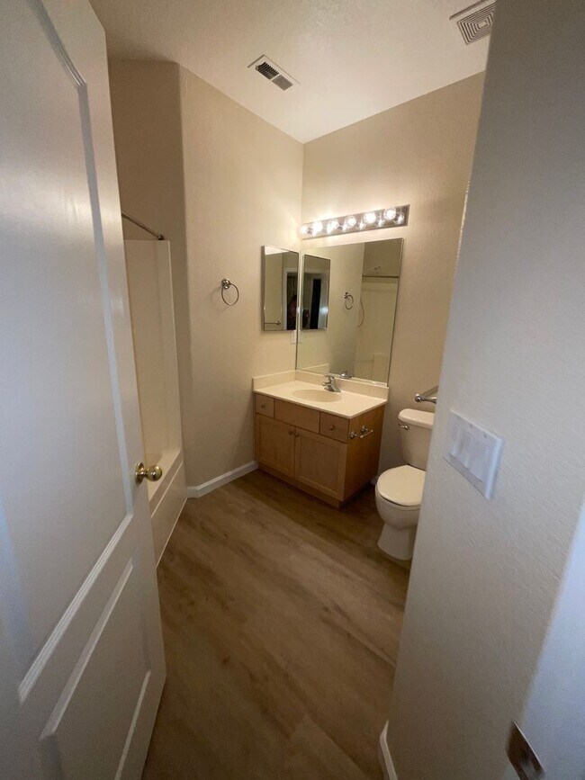 Building Photo - Adorable 3 bedroom with great location!