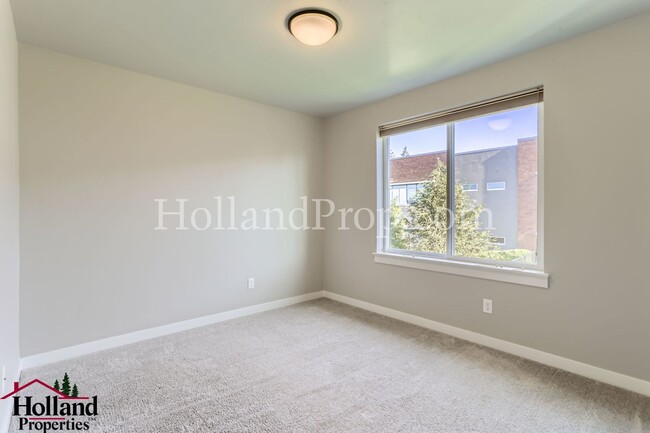 Building Photo - Modern Stylish 3-Bed Home in Prime Hillsbo...