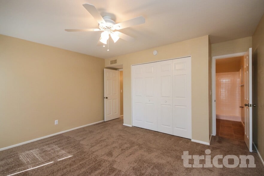 Building Photo - 2403 S Evergreen Rd