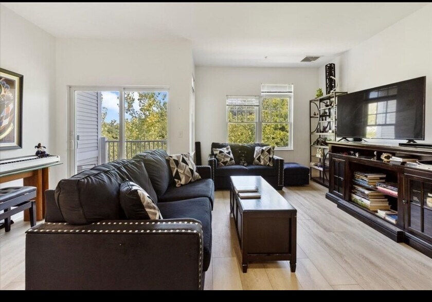 Building Photo - 614 Pond St