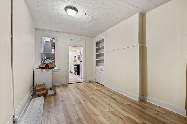 Building Photo - Newly Renovated 2 Bedroom Unit + Bonus Room In The South Side.  Available Immediately.