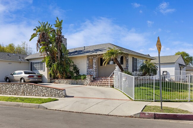 Building Photo - Gorgeous 3-Bedroom Home in Reseda!