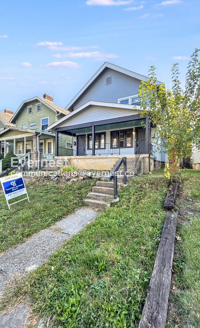Building Photo - 3-Bedroom Townhome with Fenced Yard / Pet-...