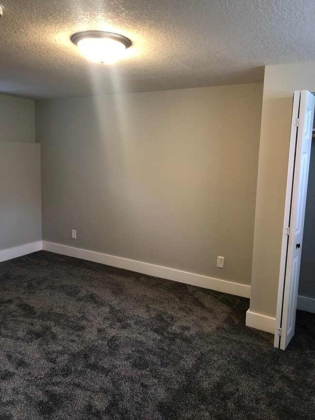 Building Photo - Single Family Home - River Views - Updated Finishes!