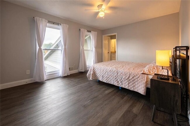 Building Photo - 4984 Meadow Ln