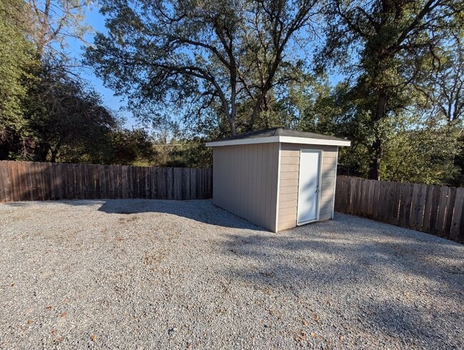 Building Photo - 3 Bedroom House in Shasta Lake, Fridge, Wa...