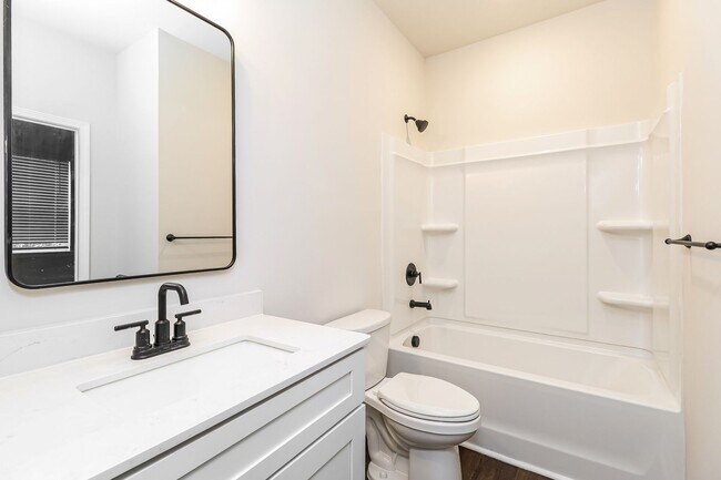 Building Photo - Beautiful 3BR 3.5BA Townhome w/ Full Appliance Kitchen Garage Parking in University