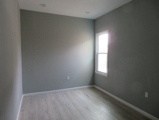 Building Photo - 572 Nassau St