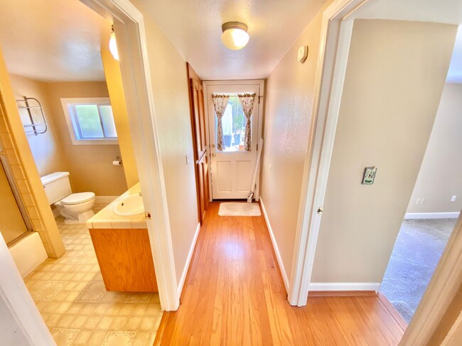 Building Photo - Adorable Home in Mid-town Sacramento!