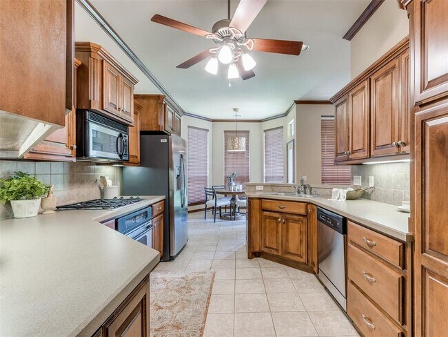 Building Photo - 16616 Hardwood Pl